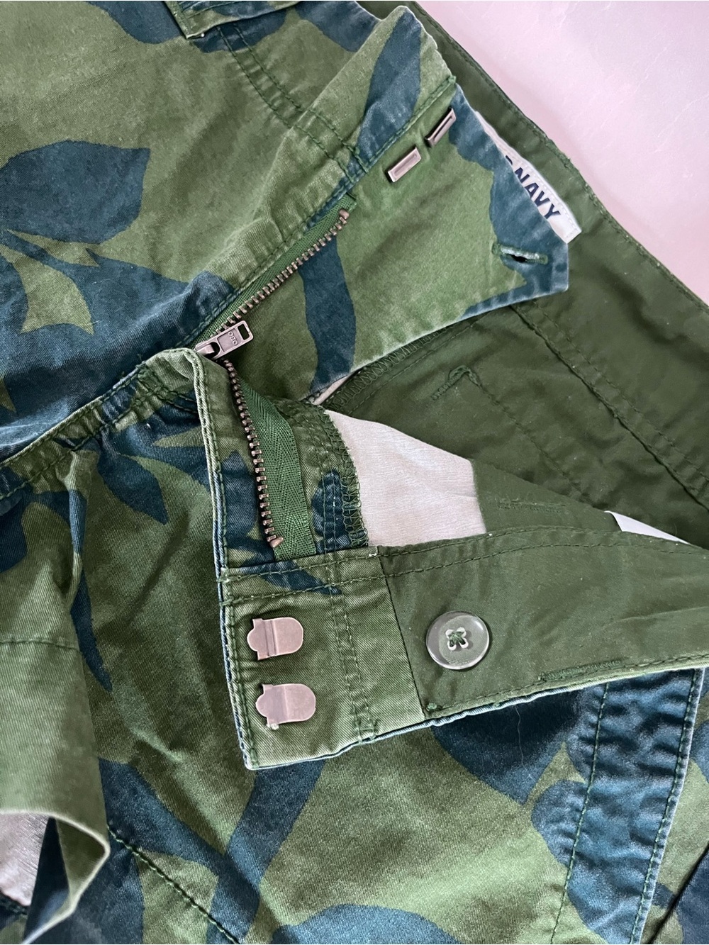 Old Navy Green Safari / Burmuda Shorts with Blue Floral Print Size 4 Low Rise - Picture 4 of 10